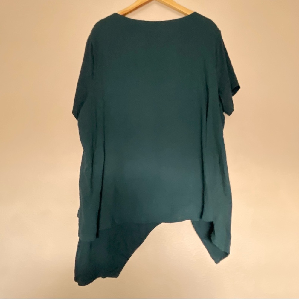 SOFT SURROUNDINGS NEROLI Asymmetrical Hem Tee in Green - Picture 4 of 8